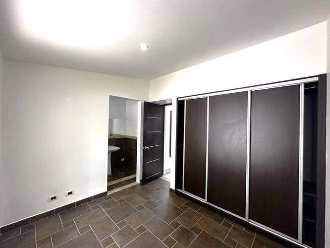 Venta de Casa en Santa Ana - Elegancia en un Entorno Natural