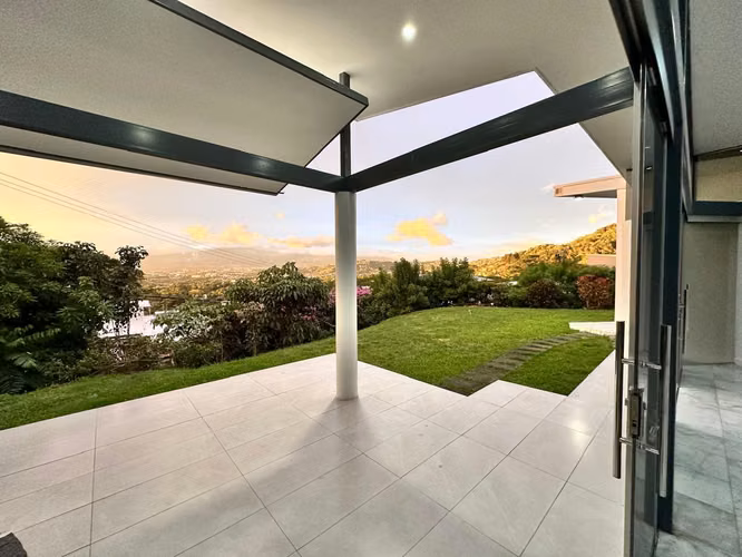 Venta de Casa en Santa Ana - Elegancia en un Entorno Natural