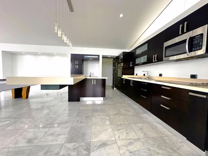 Venta de Casa en Santa Ana - Elegancia en un Entorno Natural