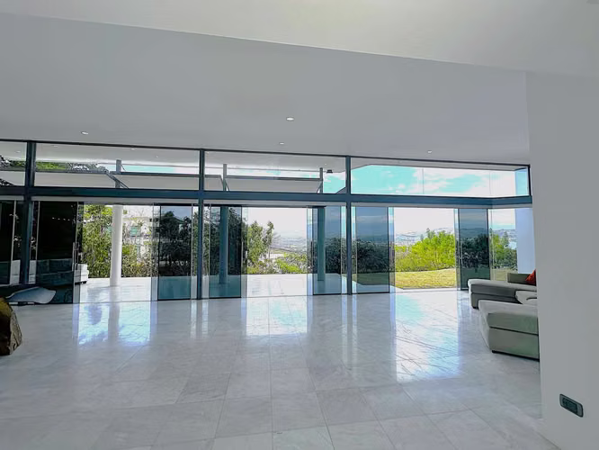 Venta de Casa en Santa Ana - Elegancia en un Entorno Natural