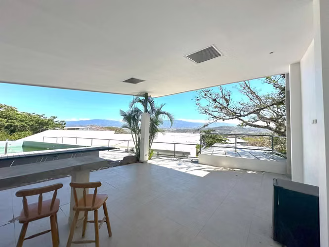 Venta de Casa en Santa Ana - Elegancia en un Entorno Natural