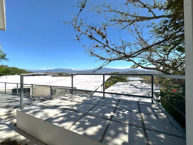 Venta de Casa en Santa Ana - Elegancia en un Entorno Natural