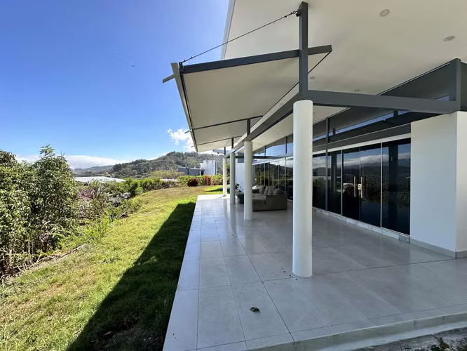 Venta de Casa en Santa Ana - Elegancia en un Entorno Natural
