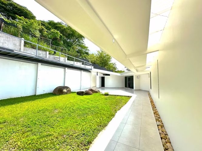 Venta de Casa en Santa Ana - Elegancia en un Entorno Natural