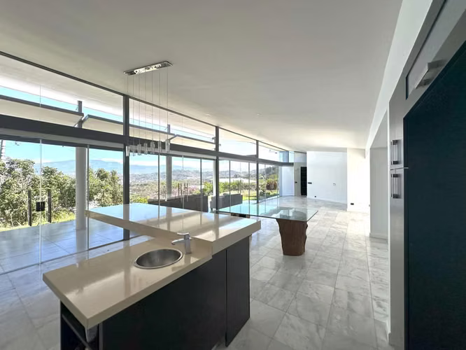 Venta de Casa en Santa Ana - Elegancia en un Entorno Natural