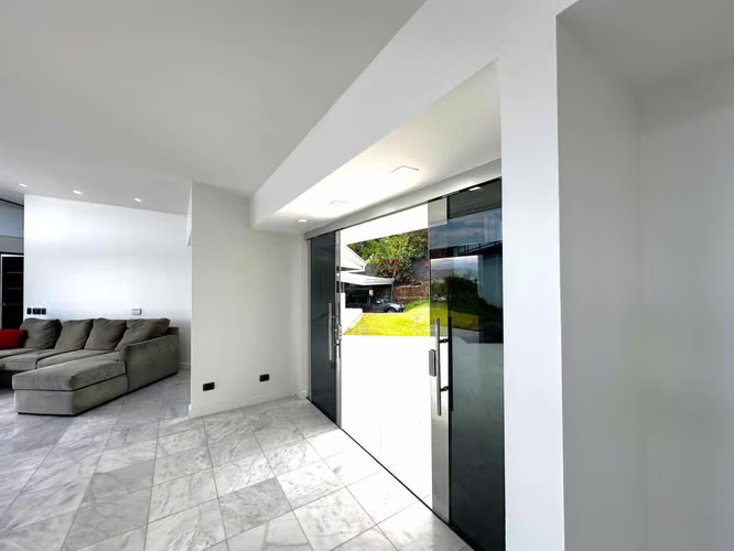 Venta de Casa en Santa Ana - Elegancia en un Entorno Natural