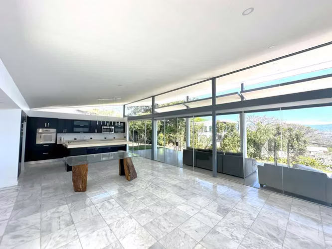 Venta de Casa en Santa Ana - Elegancia en un Entorno Natural