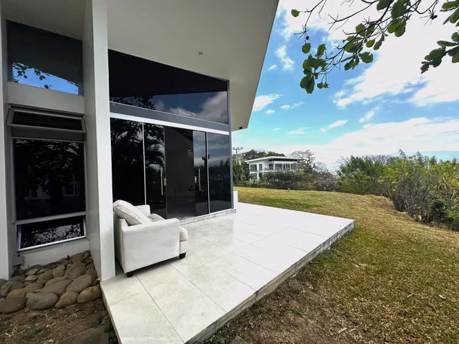 Venta de Casa en Santa Ana - Elegancia en un Entorno Natural