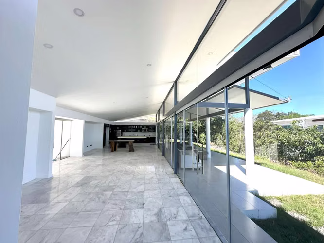 Venta de Casa en Santa Ana - Elegancia en un Entorno Natural