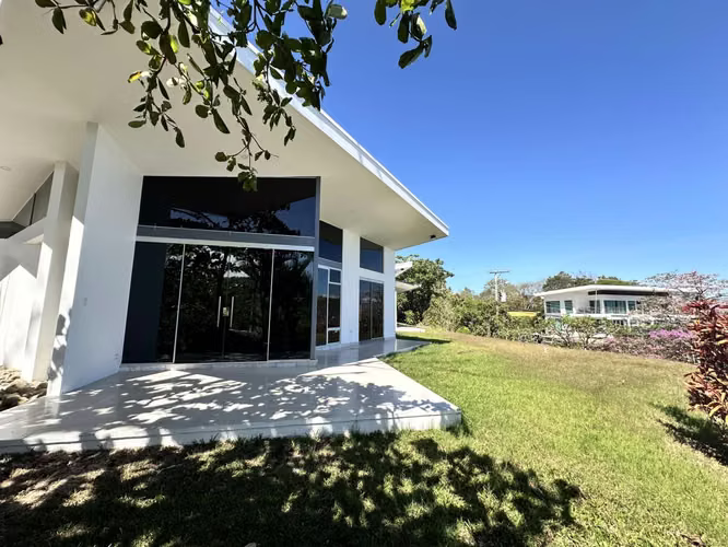 Venta de Casa en Santa Ana - Elegancia en un Entorno Natural