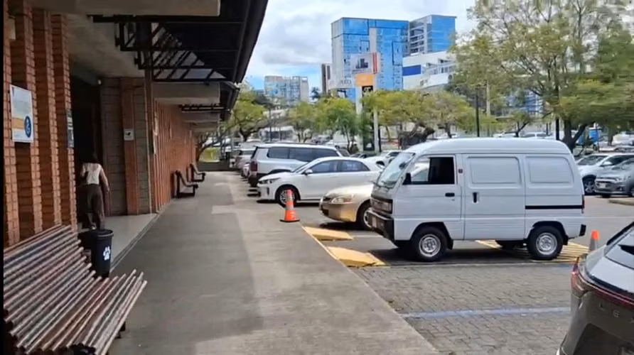 Alquiler de Local en Plaza Comercial de alta afluencia en Rohrmoser - Imagen 8