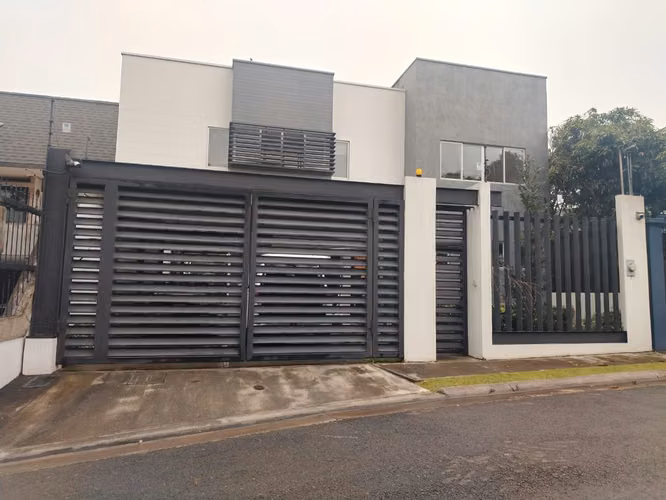id 41045 Venta de casa en residencial privado en Tres Ríos.