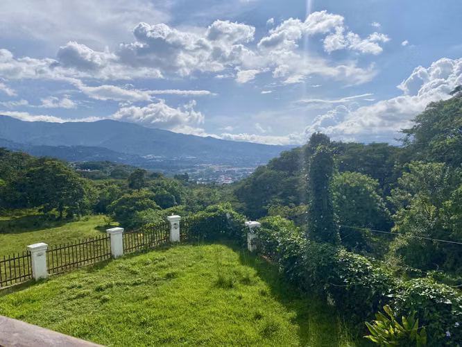 Escazu, Guachipelin  Casa Contemporánea con excelente Vistas