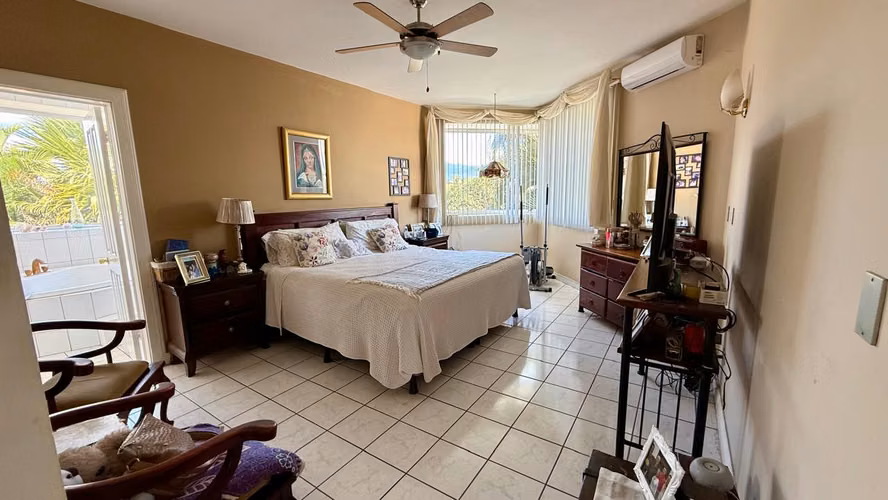 Venta de Casa  Belén Cariari - amplia con hermosos jardines