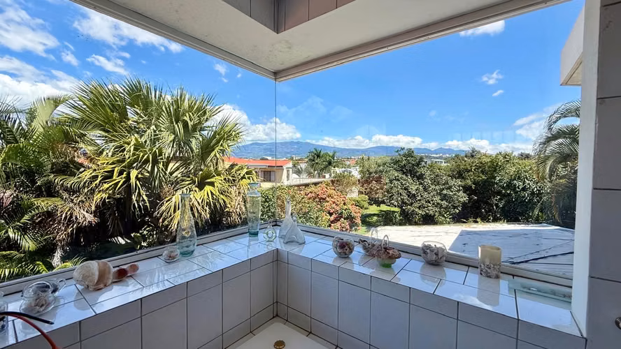 Venta de Casa  Belén Cariari - amplia con hermosos jardines