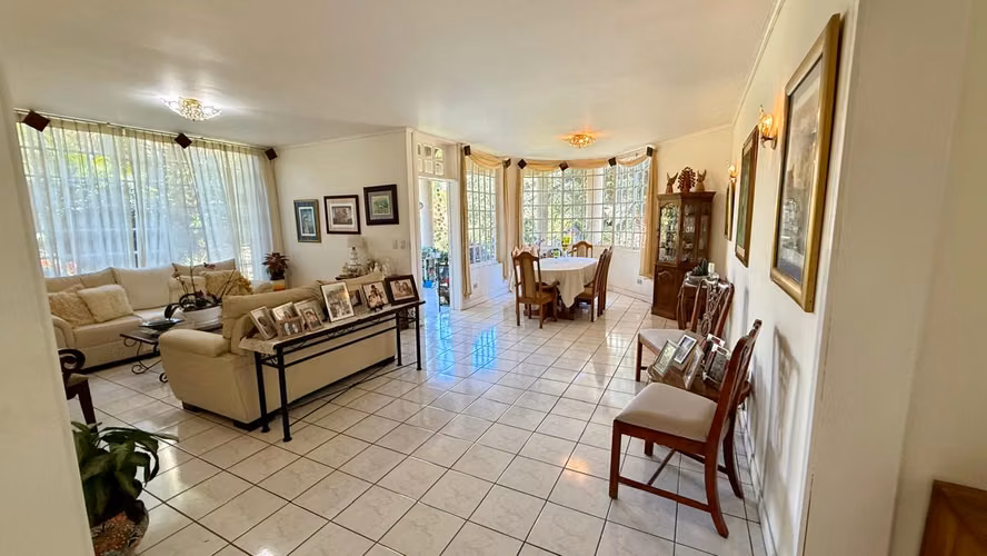 Venta de Casa  Belén Cariari - amplia con hermosos jardines