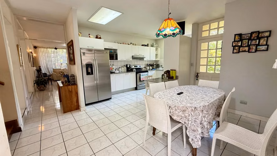 Venta de Casa  Belén Cariari - amplia con hermosos jardines