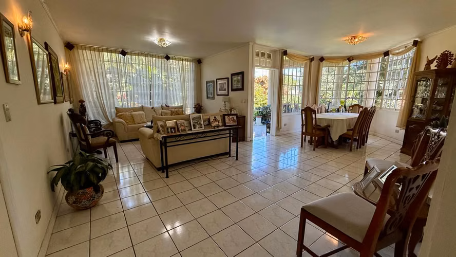 Venta de Casa  Belén Cariari - amplia con hermosos jardines