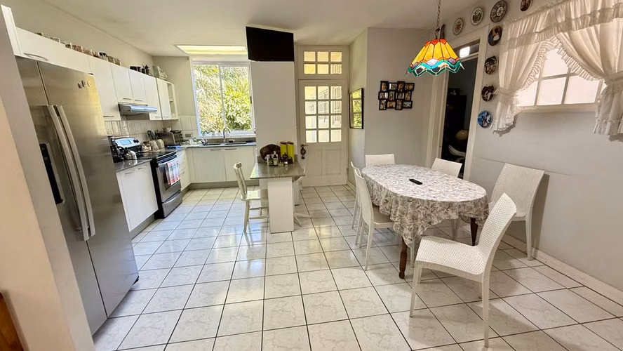 Venta de Casa  Belén Cariari - amplia con hermosos jardines