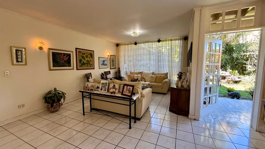Venta de Casa  Belén Cariari - amplia con hermosos jardines