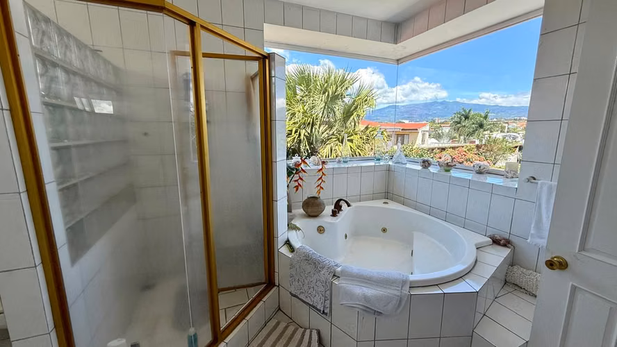 Venta de Casa  Belén Cariari - amplia con hermosos jardines