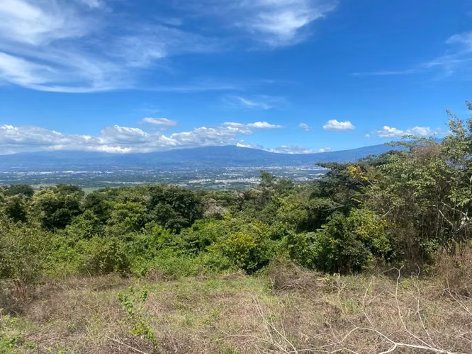 Espectacular lote con vistas, gran fachada y mayormente plano. - Imagen 12