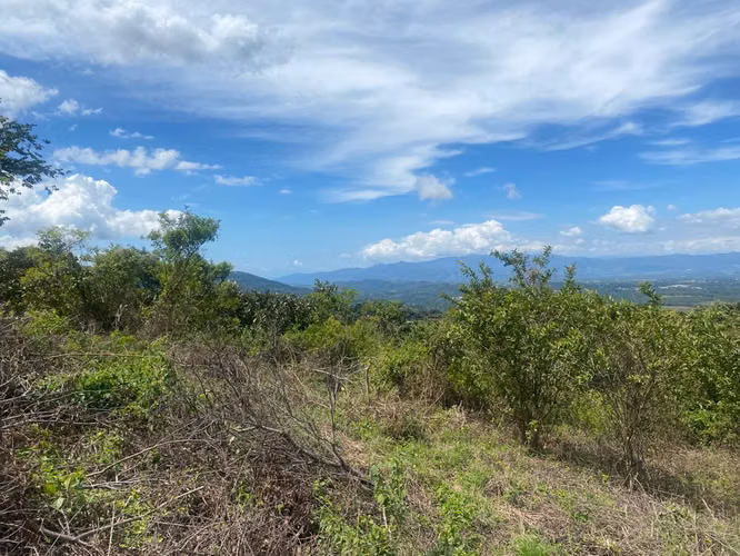Espectacular lote con vistas, gran fachada y mayormente plano. - Imagen 4