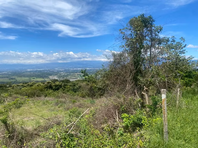 Espectacular lote con vistas, gran fachada y mayormente plano. - Imagen 5