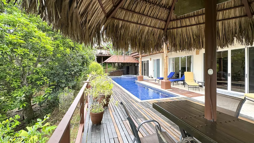 En venta: Casa de 2 niveles en Playa Hermosa, Jacó (RQ)