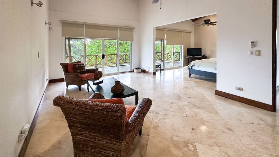 En venta: Casa de 2 niveles en Playa Hermosa, Jacó (RQ)