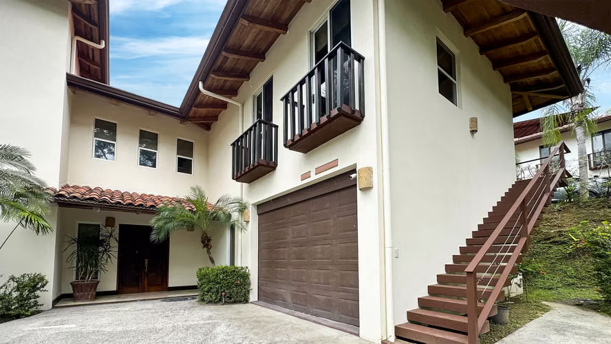 En venta: Casa de 2 niveles en Playa Hermosa, Jacó (RQ)