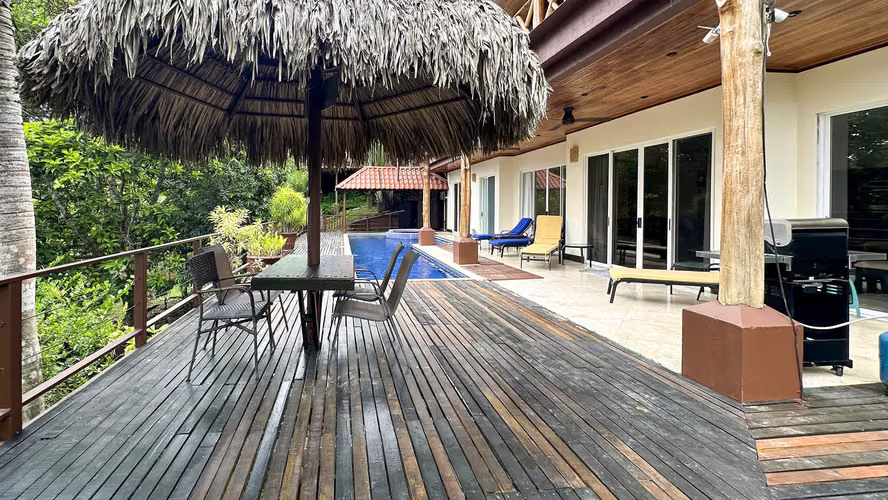 En venta: Casa de 2 niveles en Playa Hermosa, Jacó (RQ)