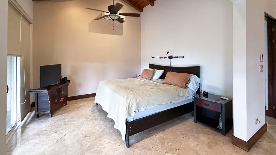 En venta: Casa de 2 niveles en Playa Hermosa, Jacó (RQ)