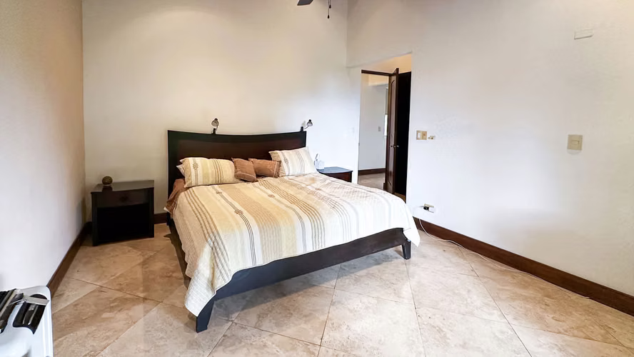En venta: Casa de 2 niveles en Playa Hermosa, Jacó (RQ)