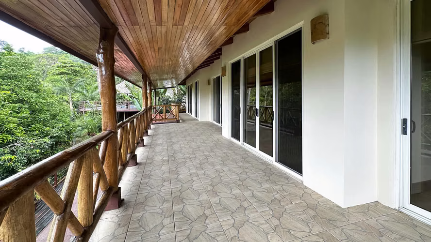 En venta: Casa de 2 niveles en Playa Hermosa, Jacó (RQ)
