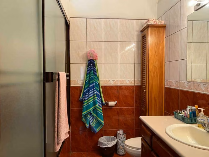 Bella casa de 2 plantas en VENTA dentro de condominio en Rhormoser