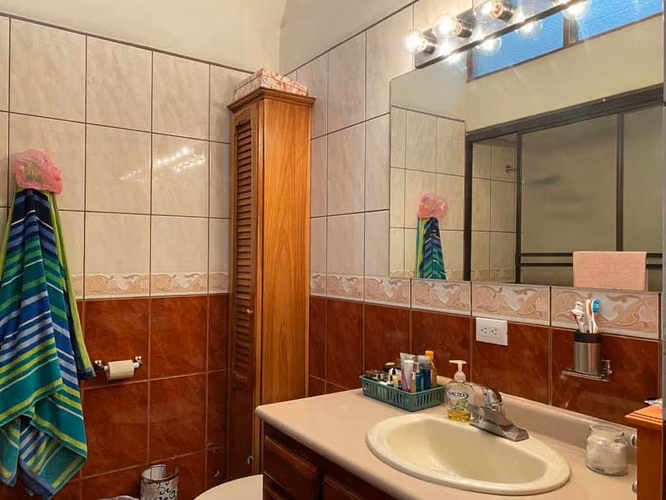 Bella casa de 2 plantas en VENTA dentro de condominio en Rhormoser