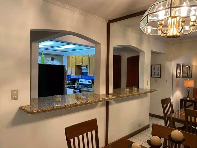 Bella casa de 2 plantas en VENTA dentro de condominio en Rhormoser