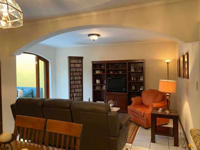Bella casa de 2 plantas en VENTA dentro de condominio en Rhormoser