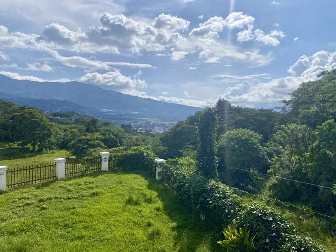 Escazu, Guachipelin  Casa Contemporánea con excelente Vistas