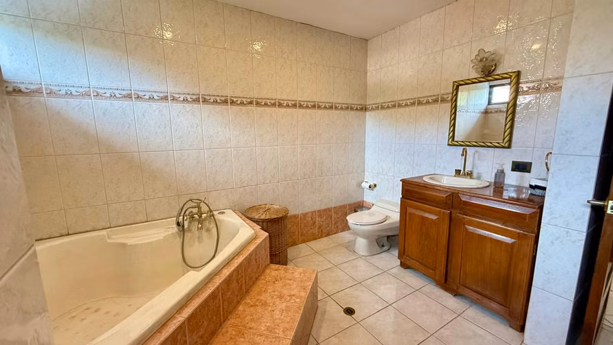 Venta de Casa en Heredia Belén Los Arcos | Acogedora y con luz natural
