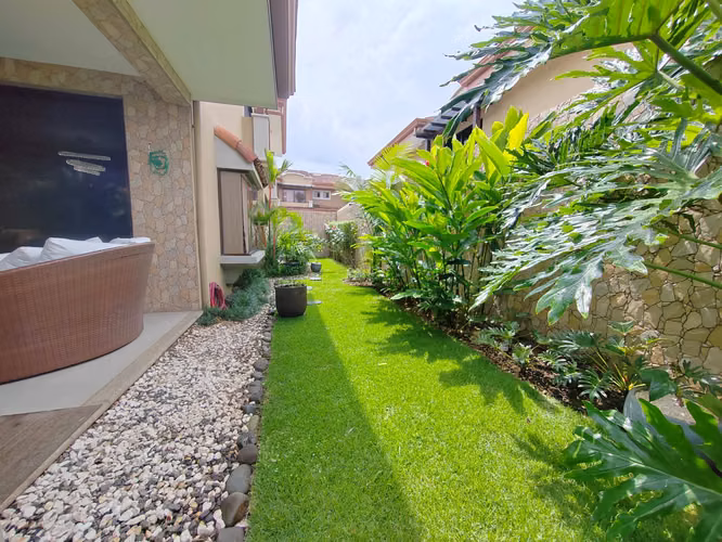 VENTA CASA COND. VILLAS DE VALENCIA, 345 m2, 3 HAB, 3.5 BANOS, 2 SALAS