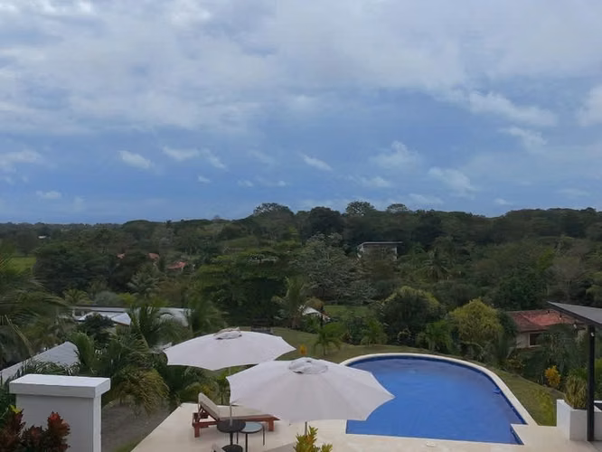 Villa Blanca – Propiedad de lujo de 2 niveles entre montaña y mar 3.5 habitaciones piscina terreno grandeid24944