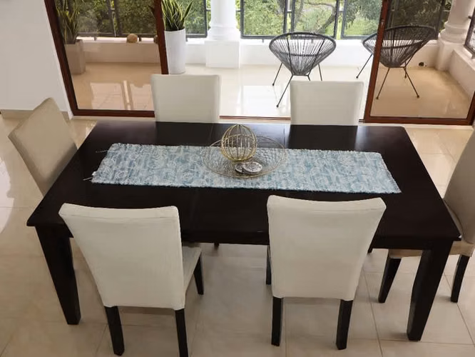 Villa Blanca – Propiedad de lujo de 2 niveles entre montaña y mar 3.5 habitaciones piscina terreno grandeid24944