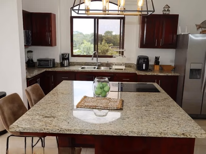 Villa Blanca – Propiedad de lujo de 2 niveles entre montaña y mar 3.5 habitaciones piscina terreno grandeid24944