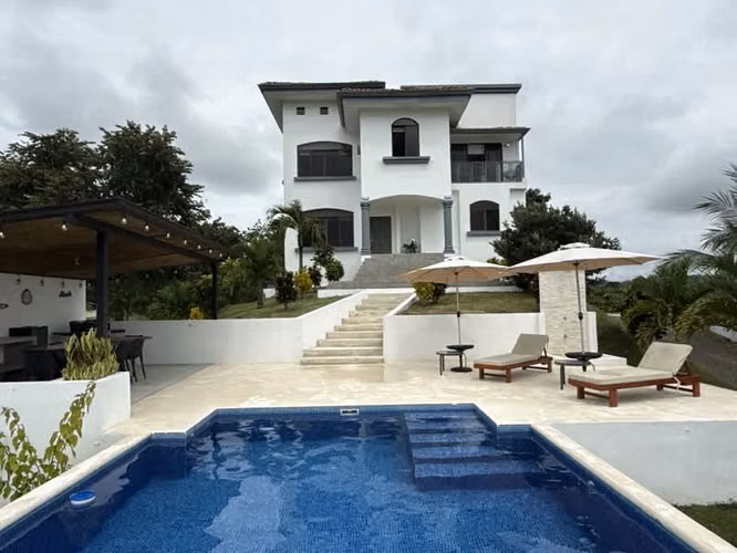 Villa Blanca – Propiedad de lujo de 2 niveles entre montaña y mar 3.5 habitaciones piscina terreno grandeid24944