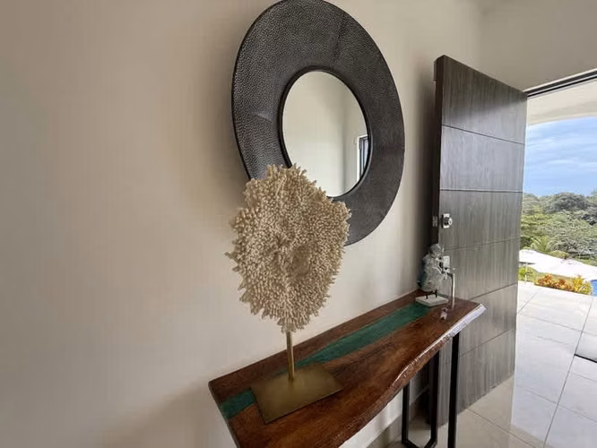 Villa Blanca – Propiedad de lujo de 2 niveles entre montaña y mar 3.5 habitaciones piscina terreno grandeid24944