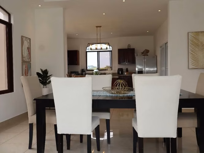 Villa Blanca – Propiedad de lujo de 2 niveles entre montaña y mar 3.5 habitaciones piscina terreno grandeid24944