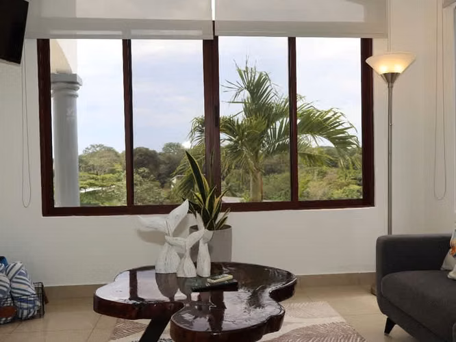Villa Blanca – Propiedad de lujo de 2 niveles entre montaña y mar 3.5 habitaciones piscina terreno grandeid24944