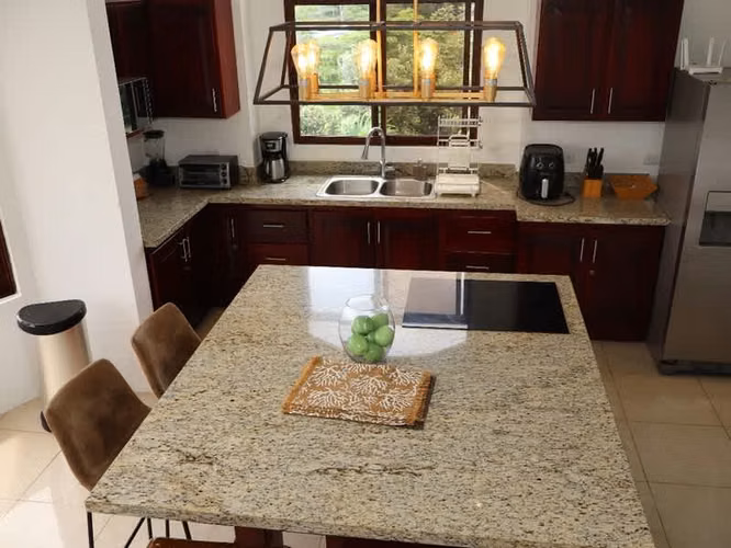 Villa Blanca – Propiedad de lujo de 2 niveles entre montaña y mar 3.5 habitaciones piscina terreno grandeid24944